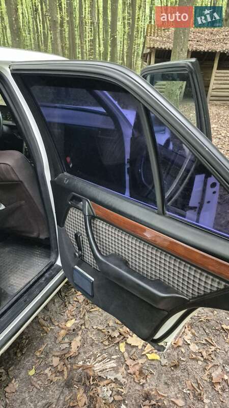 Седан Mercedes-Benz E-Class 1988 в Крюківщині