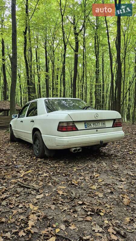 Седан Mercedes-Benz E-Class 1988 в Крюківщині