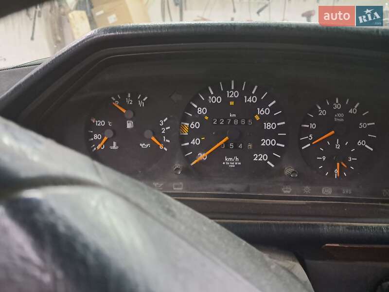 Седан Mercedes-Benz E-Class 1993 в Охтирці