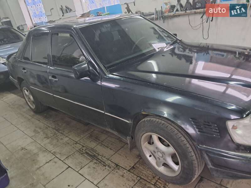 Седан Mercedes-Benz E-Class 1993 в Охтирці