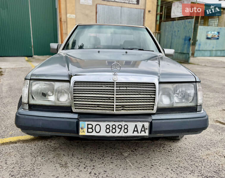 Седан Mercedes-Benz E-Class 1992 в Новояворовске