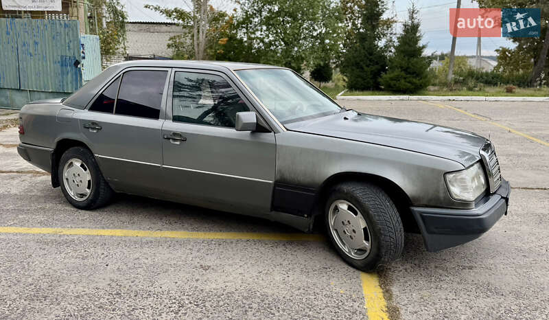 Седан Mercedes-Benz E-Class 1992 в Новояворовске
