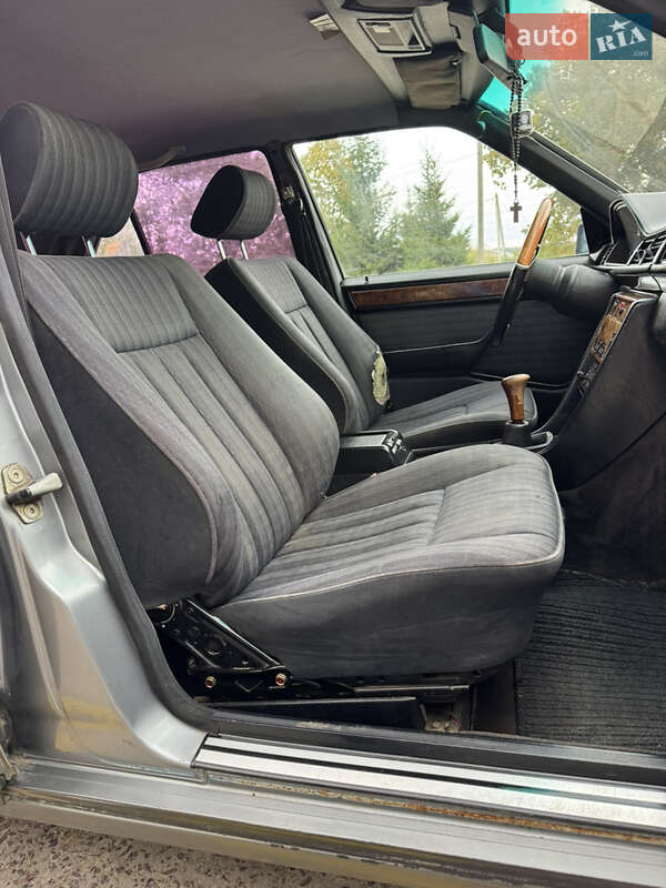 Седан Mercedes-Benz E-Class 1992 в Новояворовске