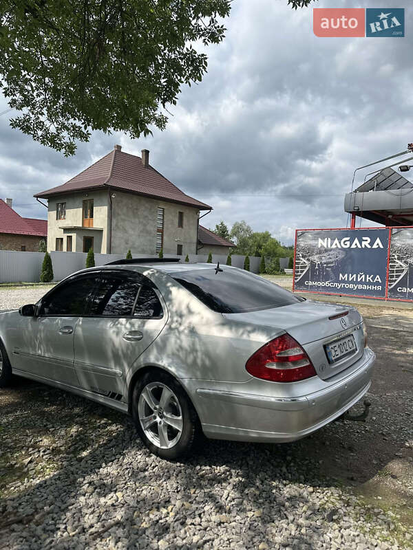 Седан Mercedes-Benz E-Class 2004 в Чудее