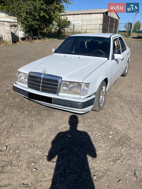 Седан Mercedes-Benz E-Class 1992 в 