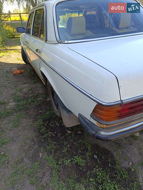 Седан Mercedes-Benz E-Class 1983 в Лубнах