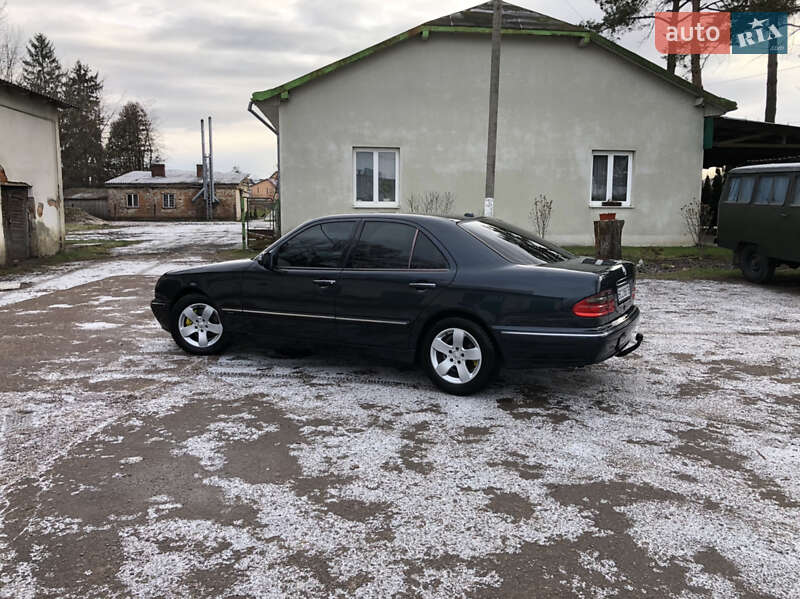 Седан Mercedes-Benz E-Class 2001 в Самборе