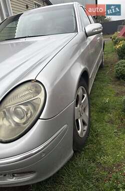 Седан Mercedes-Benz E-Class 2004 в Вараше