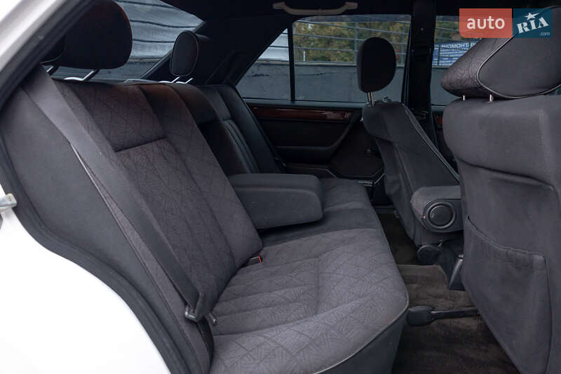 Седан Mercedes-Benz E-Class 1994 в Киеве