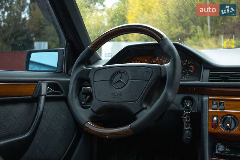 Седан Mercedes-Benz E-Class 1994 в Киеве