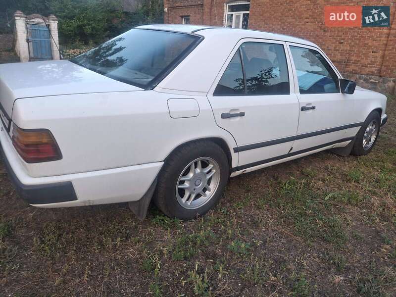 Седан Mercedes-Benz E-Class 1988 в Лубнах