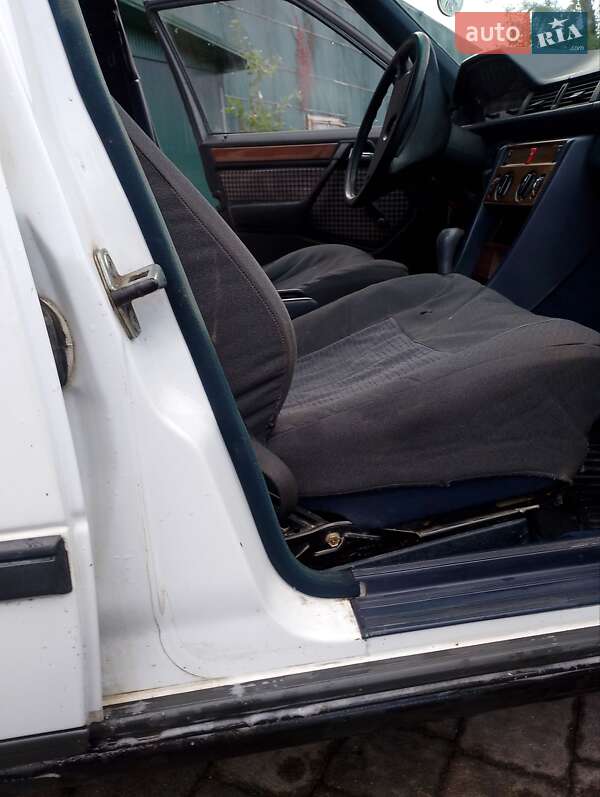 Седан Mercedes-Benz E-Class 1989 в Надворной