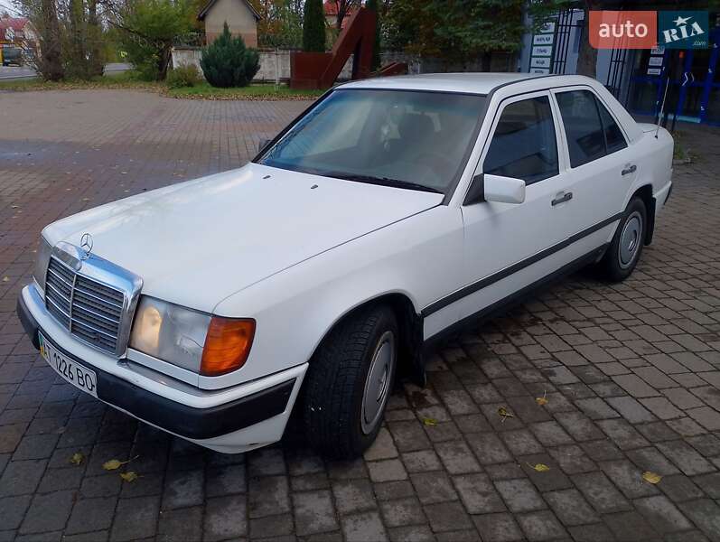 Седан Mercedes-Benz E-Class 1989 в Надворной