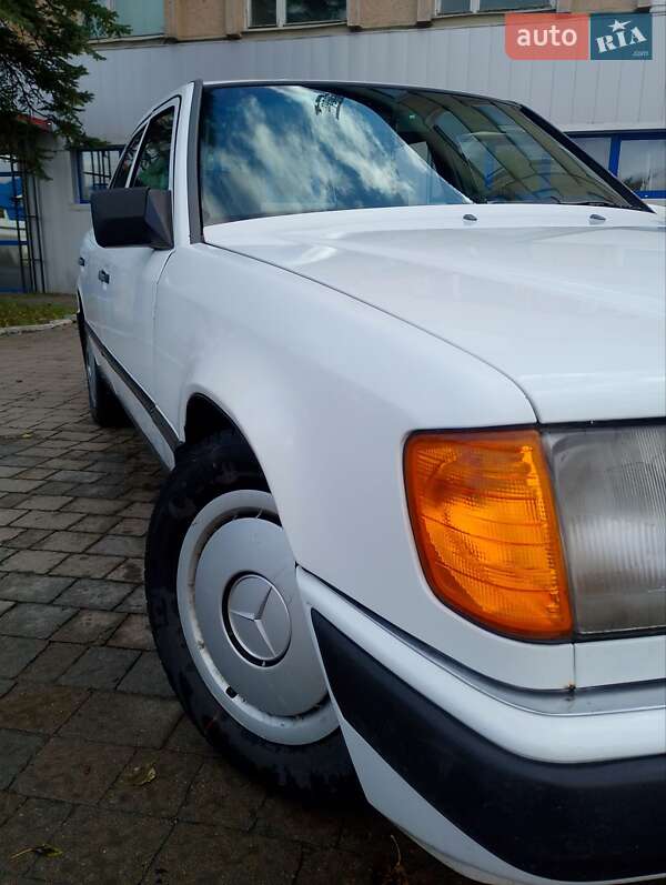 Седан Mercedes-Benz E-Class 1989 в Надворной