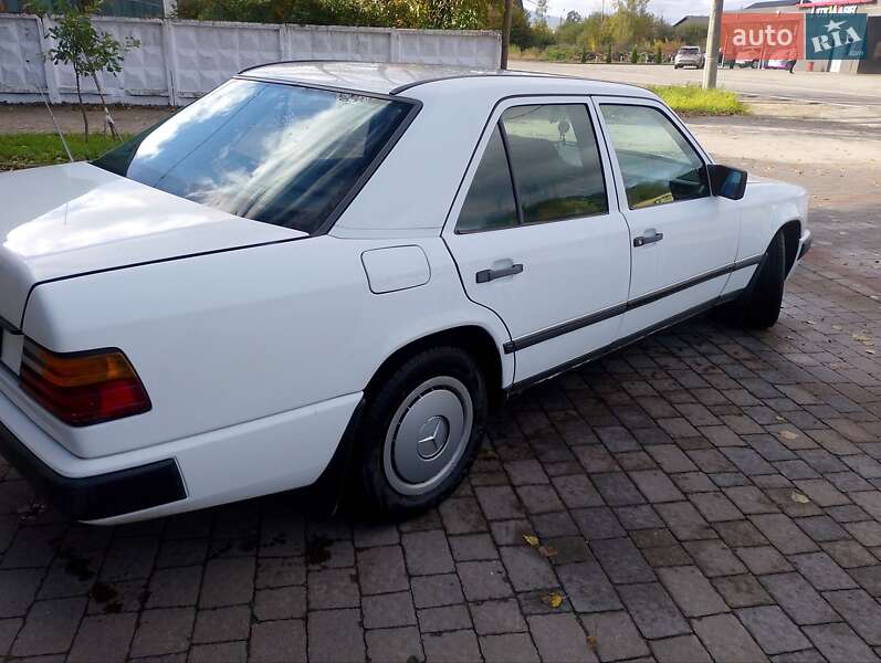 Седан Mercedes-Benz E-Class 1989 в Надворной