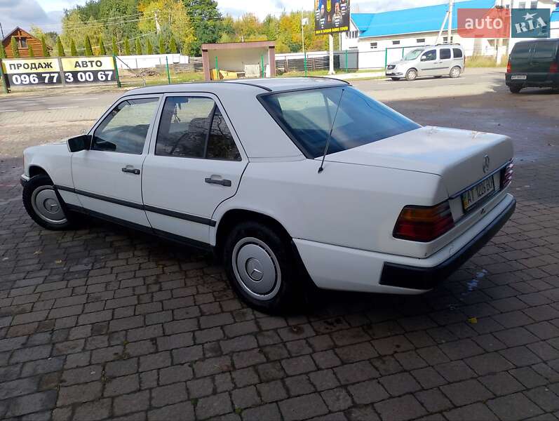 Седан Mercedes-Benz E-Class 1989 в Надворной