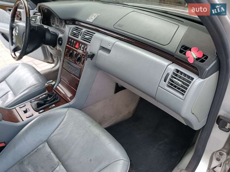 Седан Mercedes-Benz E-Class 1995 в Черновцах