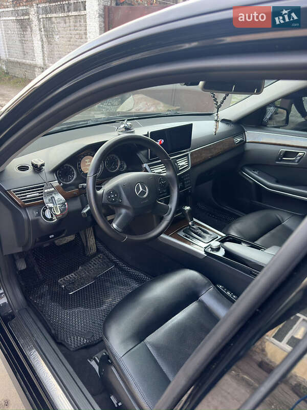 Седан Mercedes-Benz E-Class 2011 в Львове
