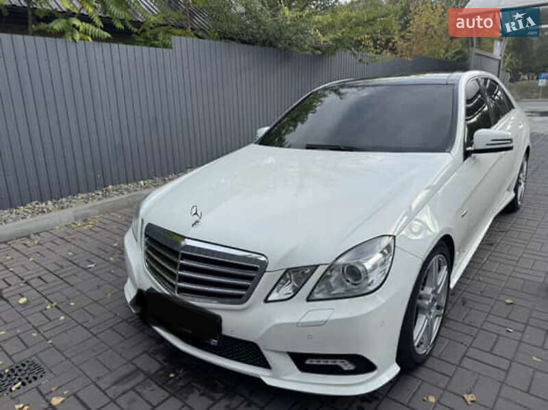 Седан Mercedes-Benz E-Class 2011 в Днепре