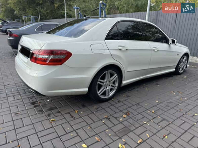 Седан Mercedes-Benz E-Class 2011 в Днепре