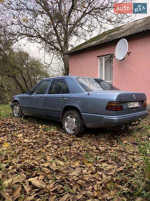 Седан Mercedes-Benz E-Class 1988 в 