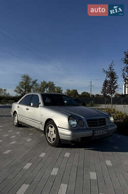 Седан Mercedes-Benz E-Class 1998 в Києві