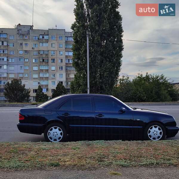 Седан Mercedes-Benz E-Class 2000 в Кременчуге