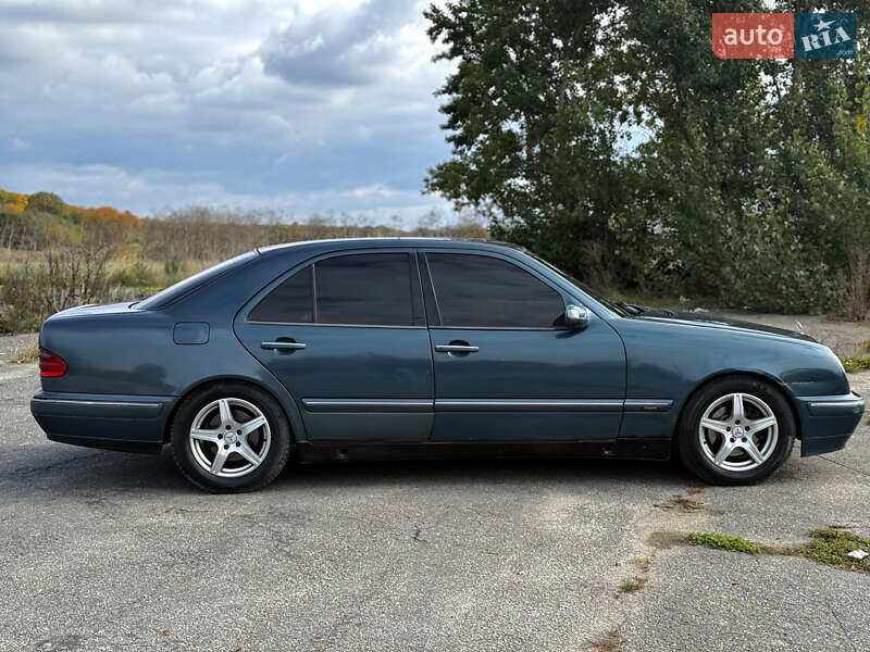 Седан Mercedes-Benz E-Class 2000 в Казатине