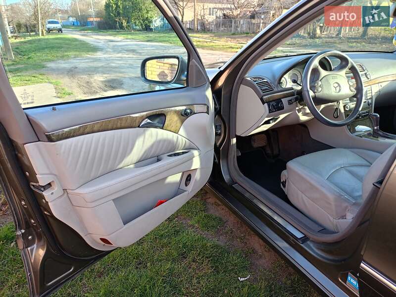 Седан Mercedes-Benz E-Class 2006 в Баре