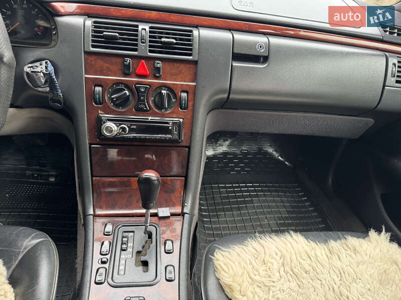 Седан Mercedes-Benz E-Class 1998 в Чернівцях
