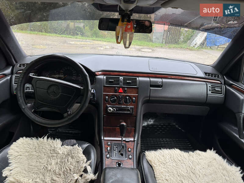 Седан Mercedes-Benz E-Class 1998 в Чернівцях