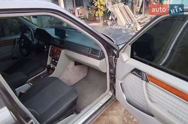 Седан Mercedes-Benz E-Class 1992 в 