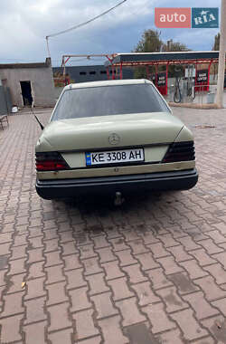 Седан Mercedes-Benz E-Class 1986 в  фото 4 Седан Mercedes-Benz E-Class 1986 в