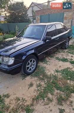 Седан Mercedes-Benz E-Class 1991 в  фото 6 Седан Mercedes-Benz E-Class 1991 в