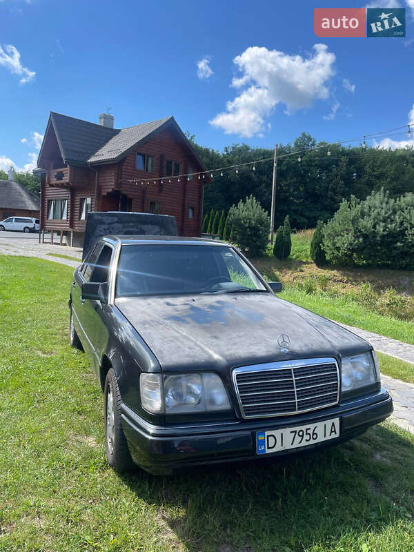 Седан Mercedes-Benz E-Class 1995 в  фото Седан Mercedes-Benz E-Class 1995 в
