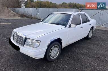 Седан Mercedes-Benz E-Class 1985 в  фото 3 Седан Mercedes-Benz E-Class 1985 в