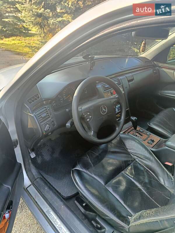 Седан Mercedes-Benz E-Class 2000 в Тернополе