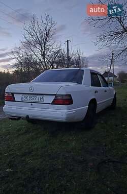 Седан Mercedes-Benz E-Class 1988 в Ровно