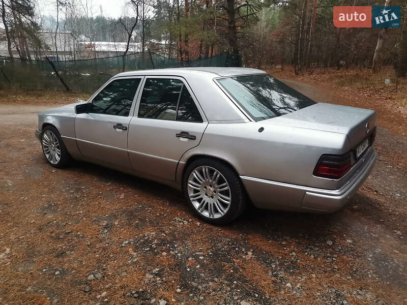 Седан Mercedes-Benz E-Class 1992 в Києві