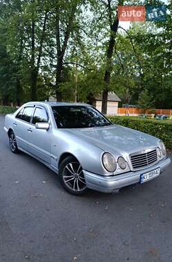 Седан Mercedes-Benz E-Class 1997 в Стоянке Седан Mercedes-Benz E-Class 1997 в Стоянке