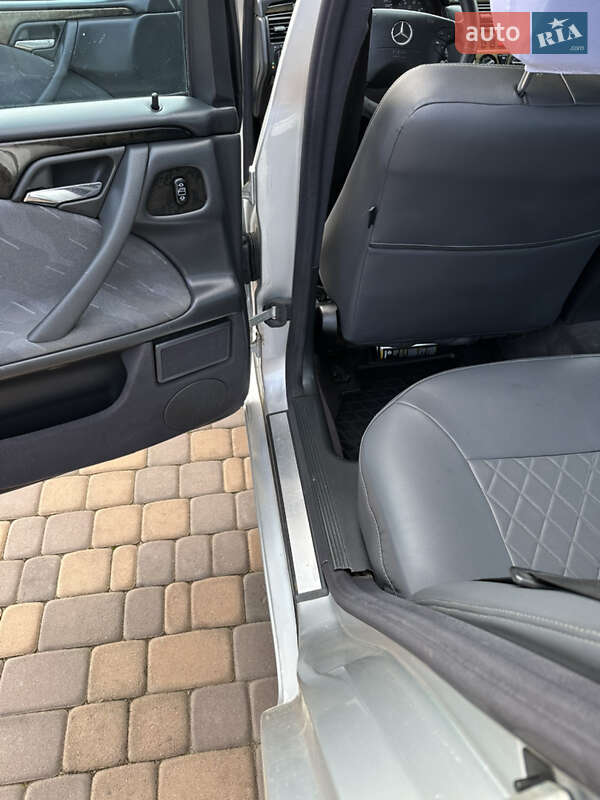 Седан Mercedes-Benz E-Class 2000 в Сторожинце