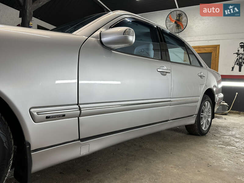 Седан Mercedes-Benz E-Class 2000 в Сторожинце