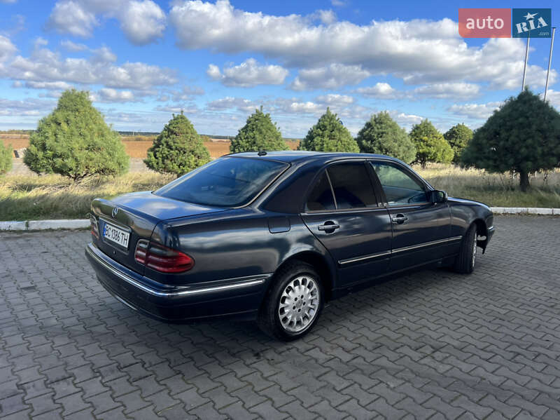Седан Mercedes-Benz E-Class 2001 в Жовкві