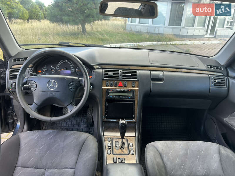 Седан Mercedes-Benz E-Class 2001 в Жовкві