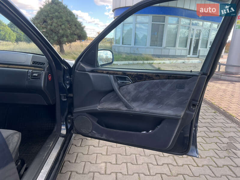 Седан Mercedes-Benz E-Class 2001 в Жовкві