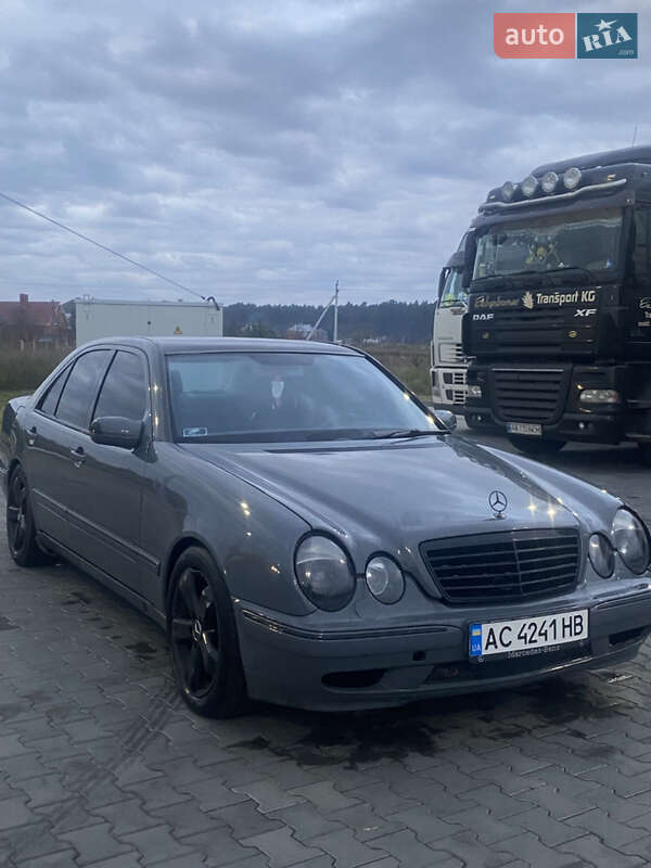 Седан Mercedes-Benz E-Class 2001 в Киверцах