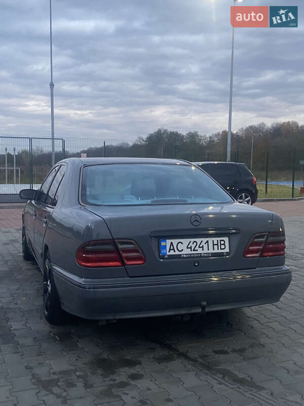 Седан Mercedes-Benz E-Class 2001 в Киверцах