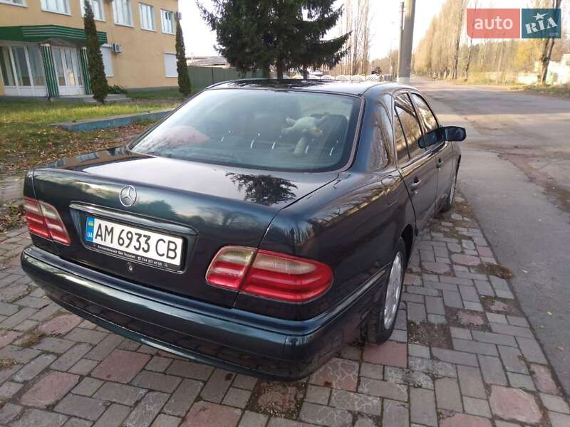 Седан Mercedes-Benz E-Class 2000 в Коростене