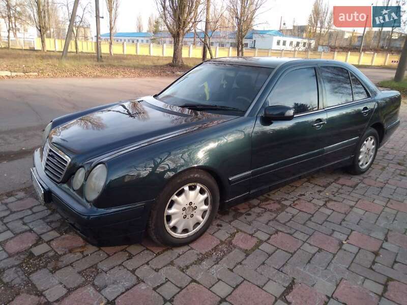 Седан Mercedes-Benz E-Class 2000 в Коростене