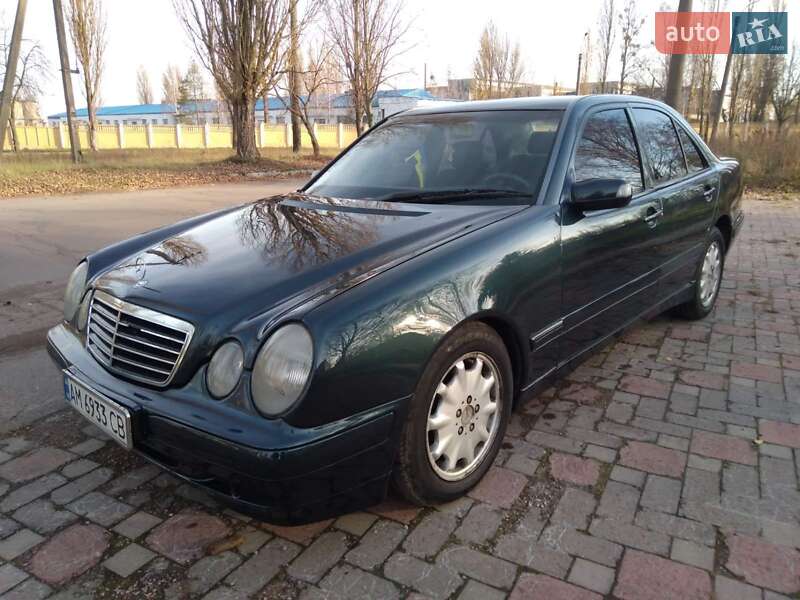 Седан Mercedes-Benz E-Class 2000 в Коростене